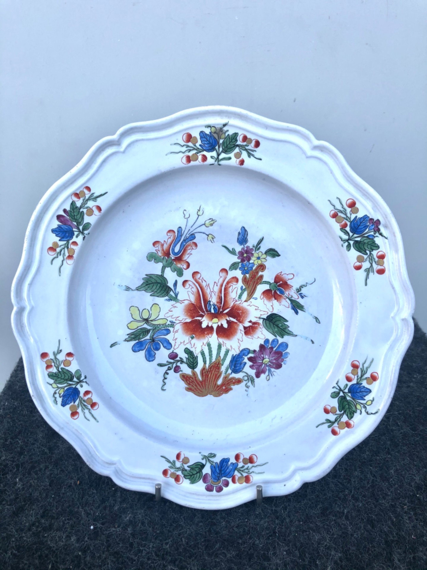 Porzellanteller mit Pfingstrosen-Dekor. Doccia-Ginori Manufaktur.