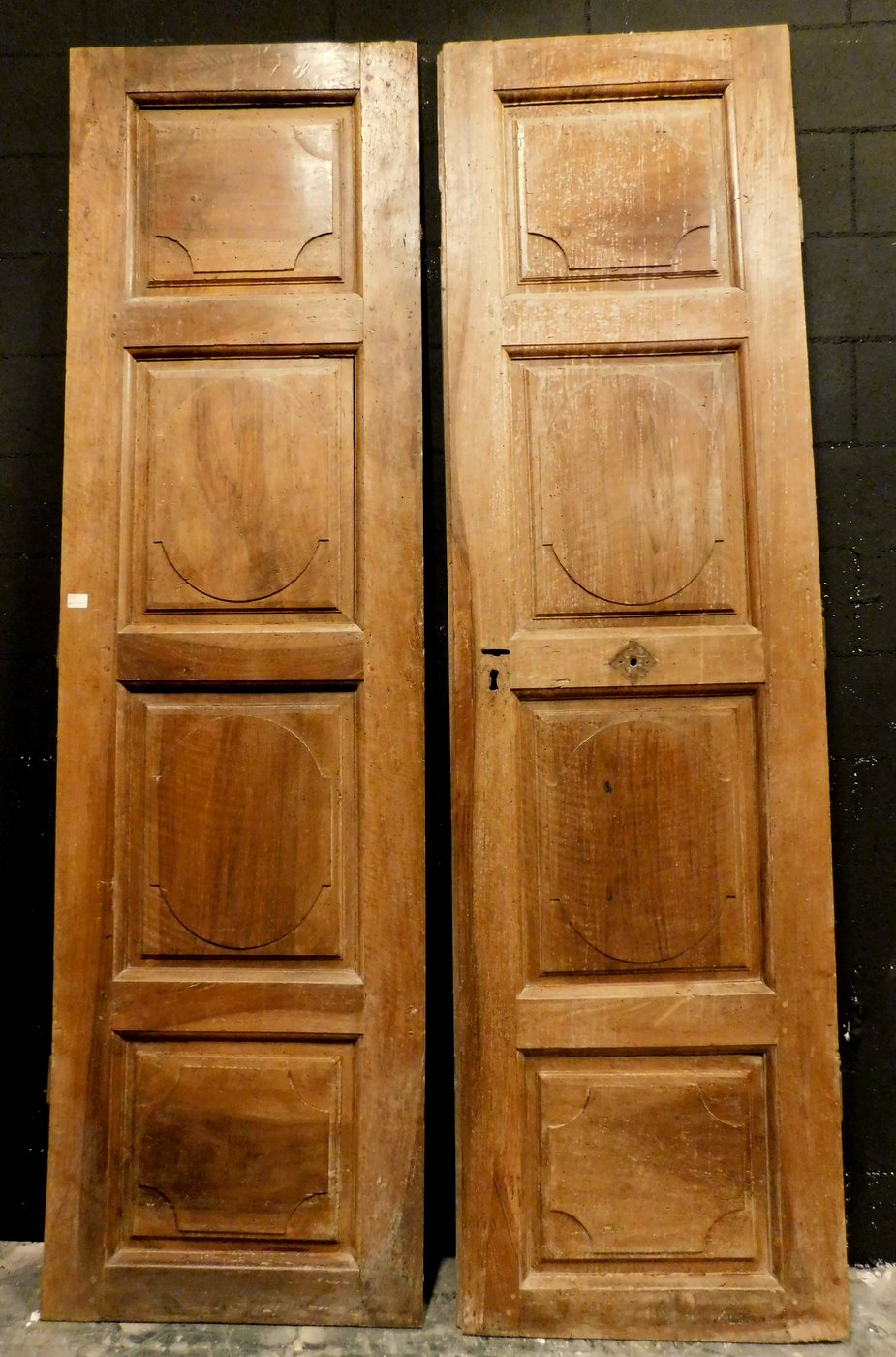 pts544 Deux vantaux en noyer à panneaux, deux tailles. H 239x135 cm / 228 x 132 cm, épaisseur 3,7 cm.