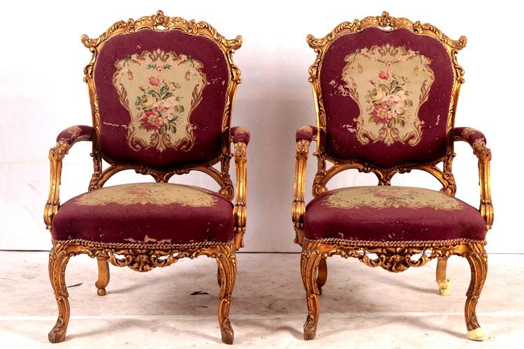 Par de poltronas antigas do século XIX estilo Luís XV douradas com esculturas