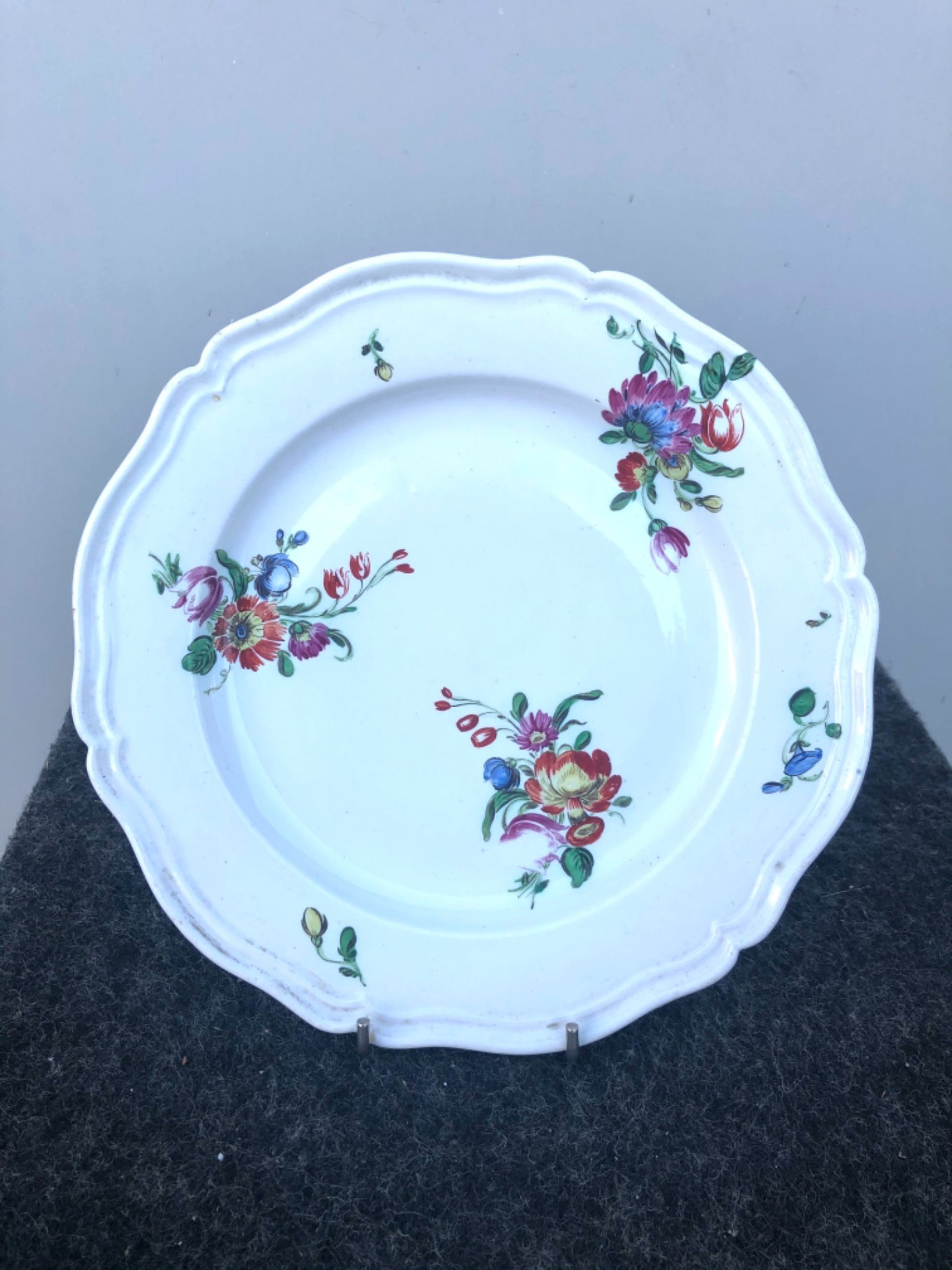 Porzellanteller mit Blumendekor. Manufaktur Doccia-Ginori.