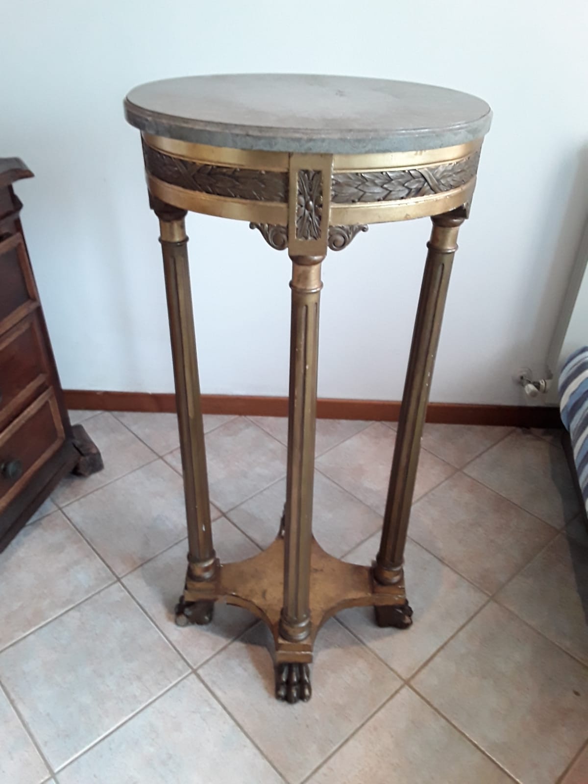 Mesa de centro Napoleão III dourada para busto, Lucca, A116 x L50 x 36 com tampo de mármore, garantia nos termos da lei.