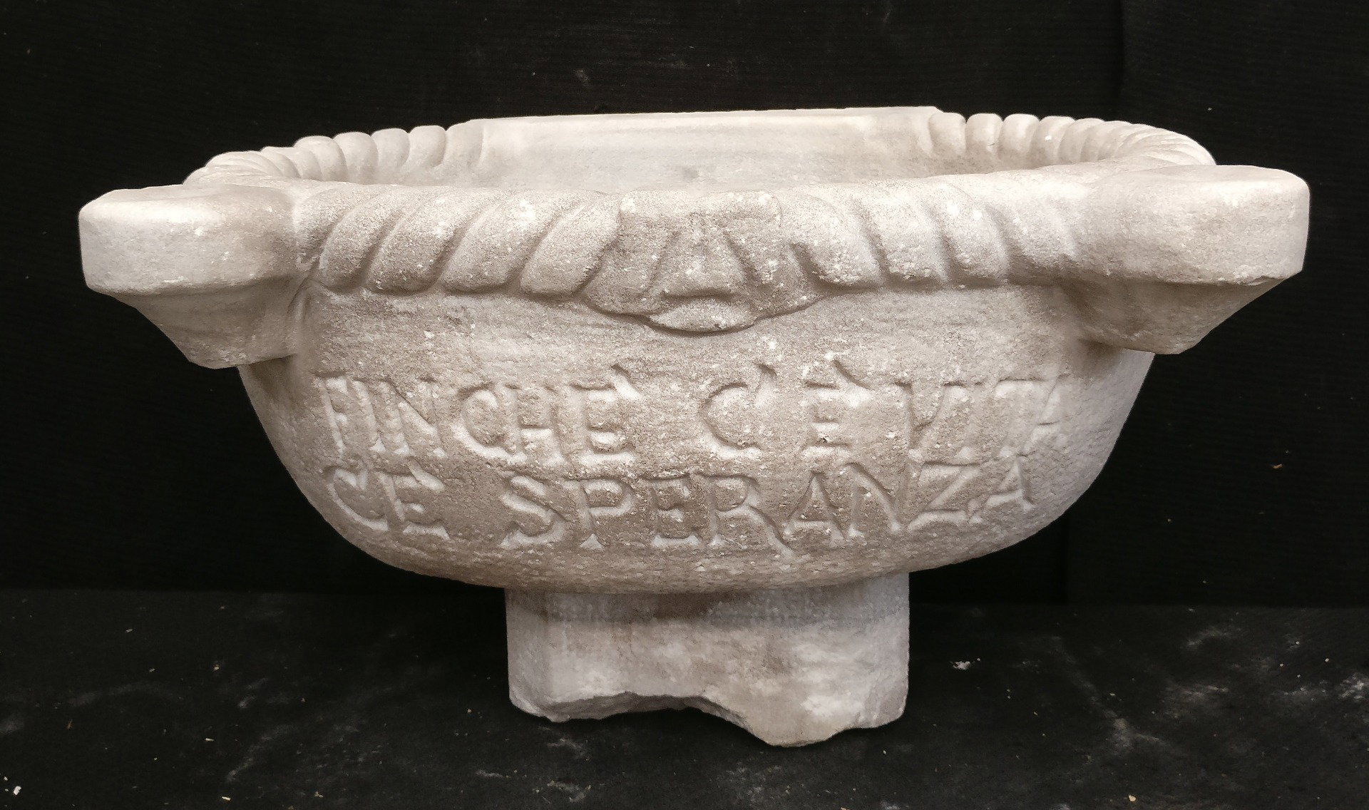 Particolare Lavandino/Mortaio - Finché c'è vita c'è speranza - 47 x 40 cm - Marmo Marmara - fine 19° secolo - Venezia