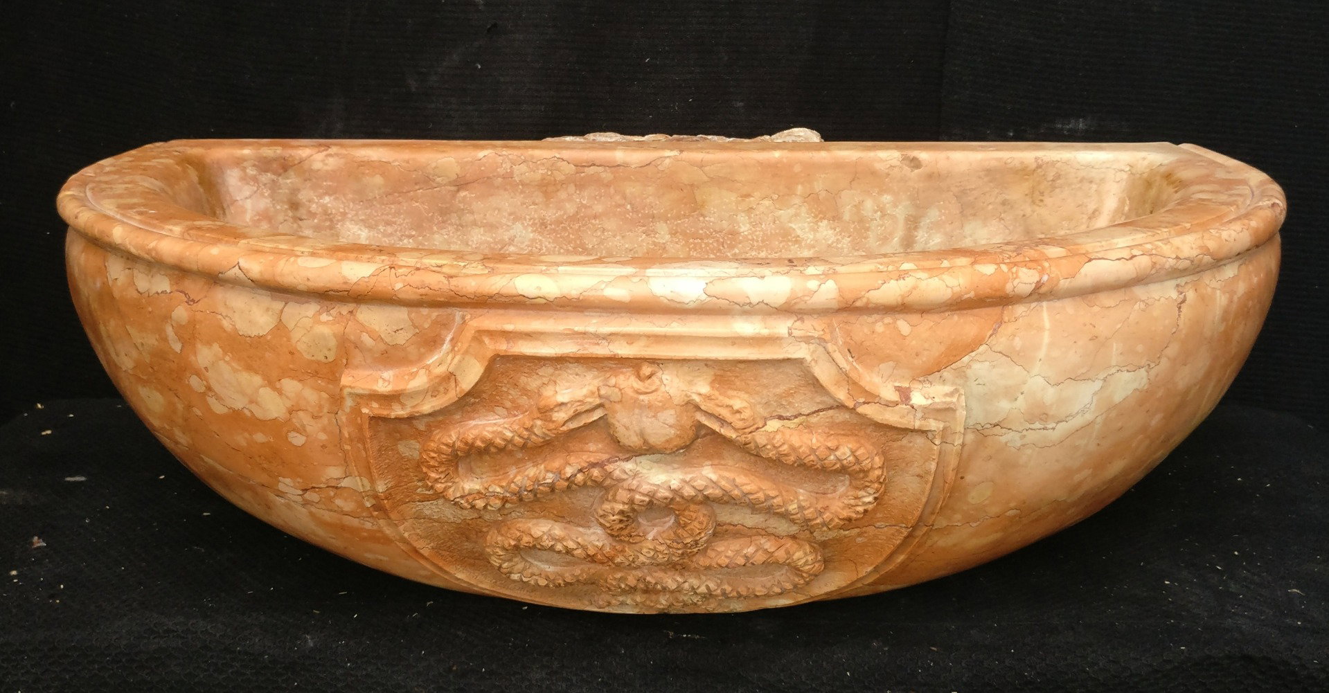 Grande Lavandino Esoterico finemente scolpito - 70 x 55 cm. - Marmo Rosso Verona - xx secolo - Venezia