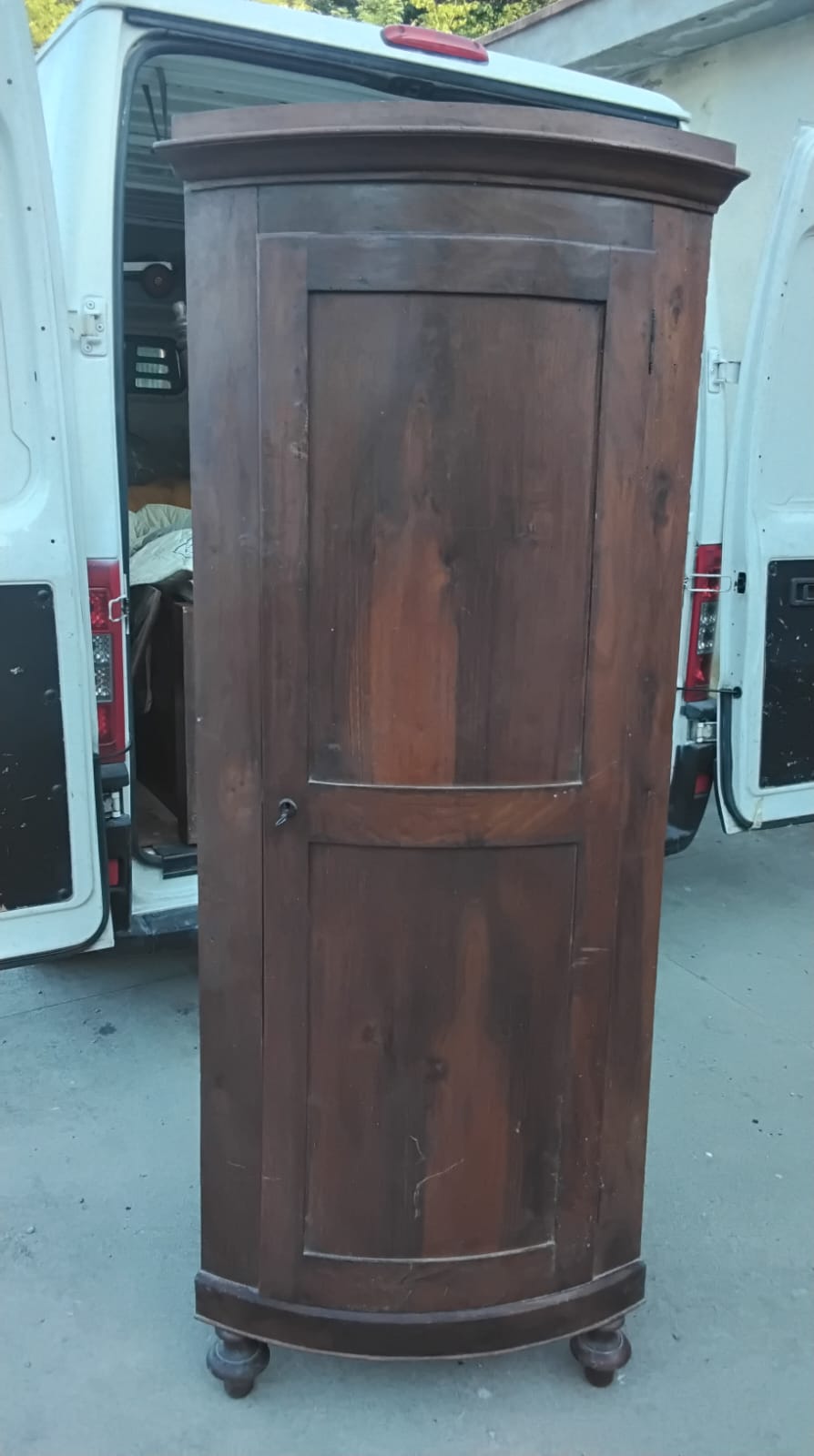 Deliciosa esquinera toscana de nogal bombeada de la época de 1800 en su pátina original de la época h195x esquina 50x50 con certificado de garantía