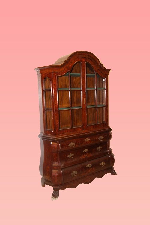 Trumeau vitrine hollandaise en bois d'acajou richement sculpté de la première moitié du XXe siècle.