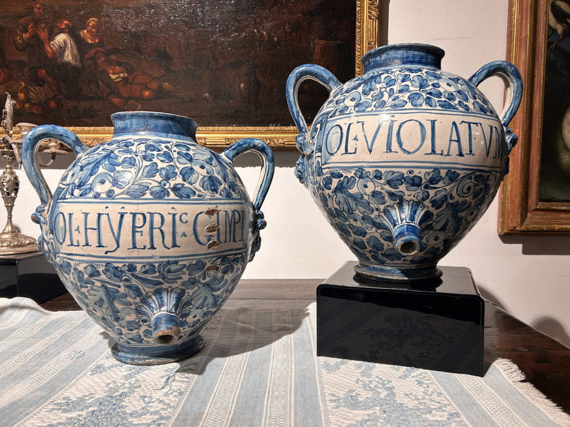 Magnifique paire d'orcis à deux anses en blanc et bleu, Deruta, première moitié du XVIIe siècle.