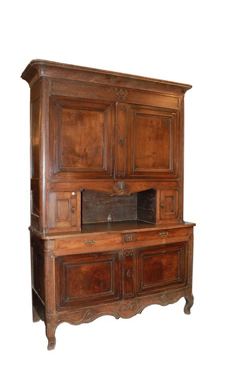 Grande e majestosa credenza do início de 1800 em estilo provençal francês em madeira de nogueira com entalhes.