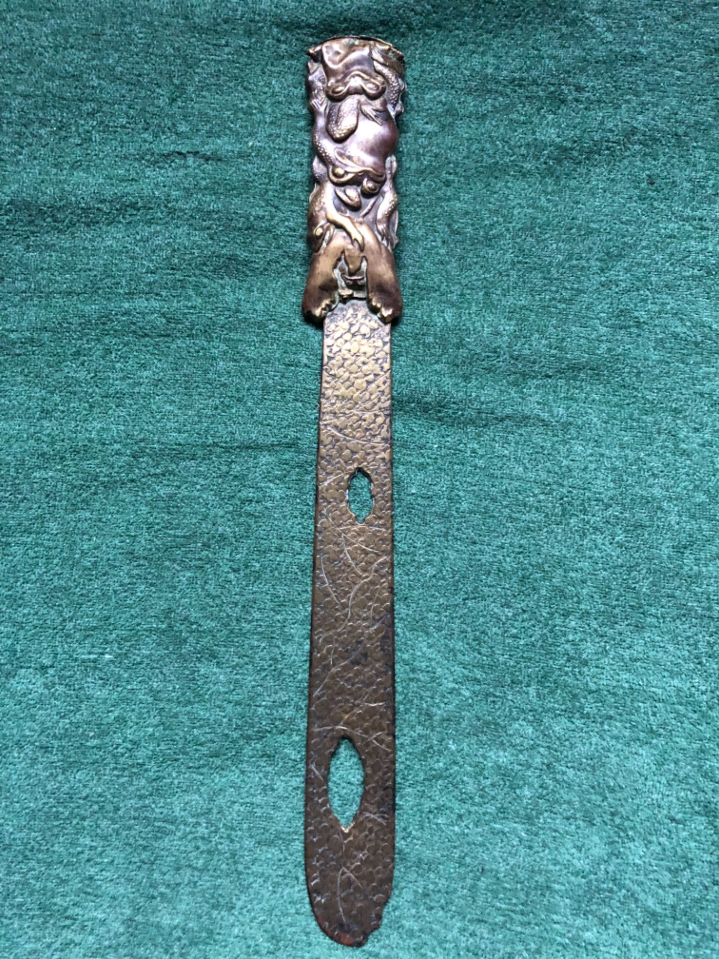 Coupe-papier en laiton ajouré, orné de grenouilles et de motifs végétaux stylisés. Japon.