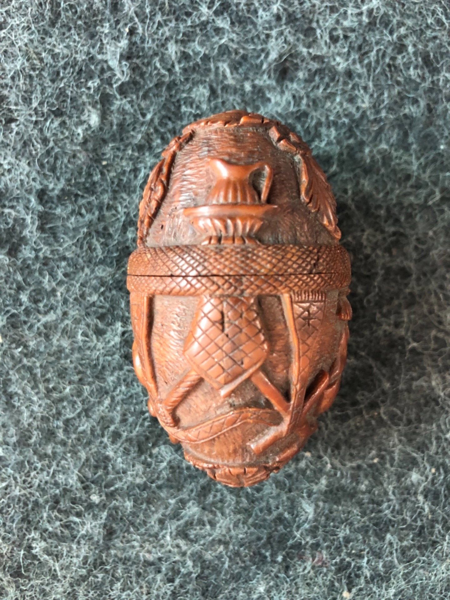 Scatolina a forma di uovo in seme di curozo con scene religiose incise.Francia
