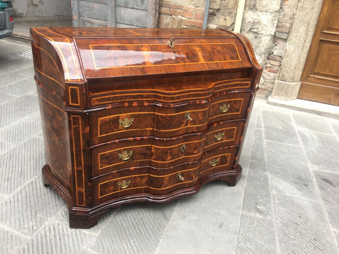 Espléndido escritorio abatible veneciano del siglo XVIII en madera de nogal y raíz de nogal con frente y laterales ondulados.