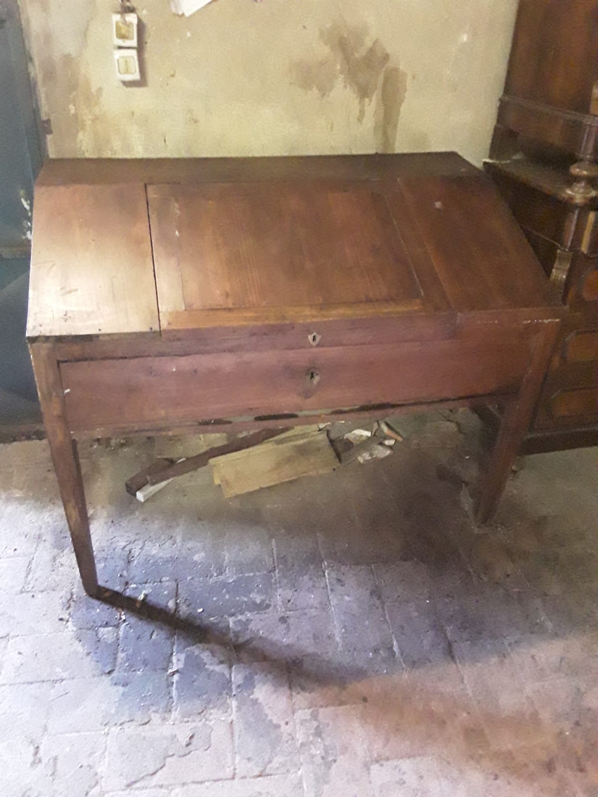 Cherry farmhouse desk from the early 1800s, Louis XVI style, Tuscany. L130xH105xmin86 D77. Original patina, legal guarantee