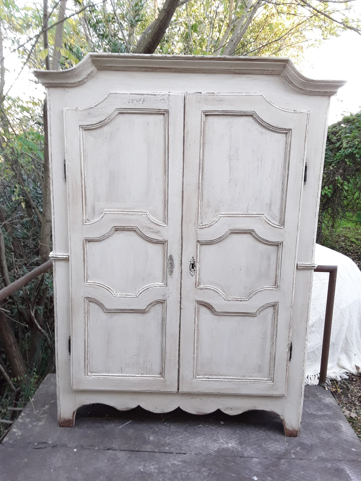 Piedmontese wardrobe with double wavy bar in restored lacquer, h 210xd51xl145x at the top 158, dating back to 1700, guarantee terms