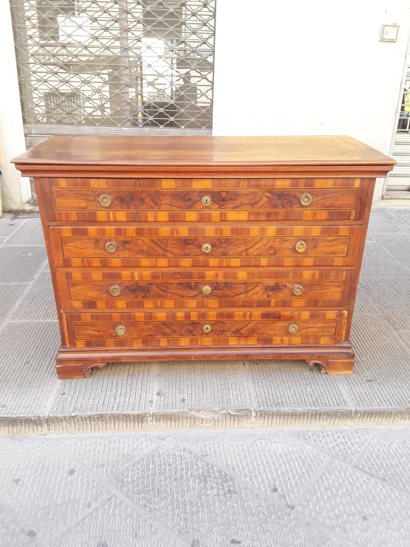 Como in noce e radica di ferrara filetto in giuggiolo secreto sotto piano epoca fine 1600  l150xp60xh107  certificato di garanzia 