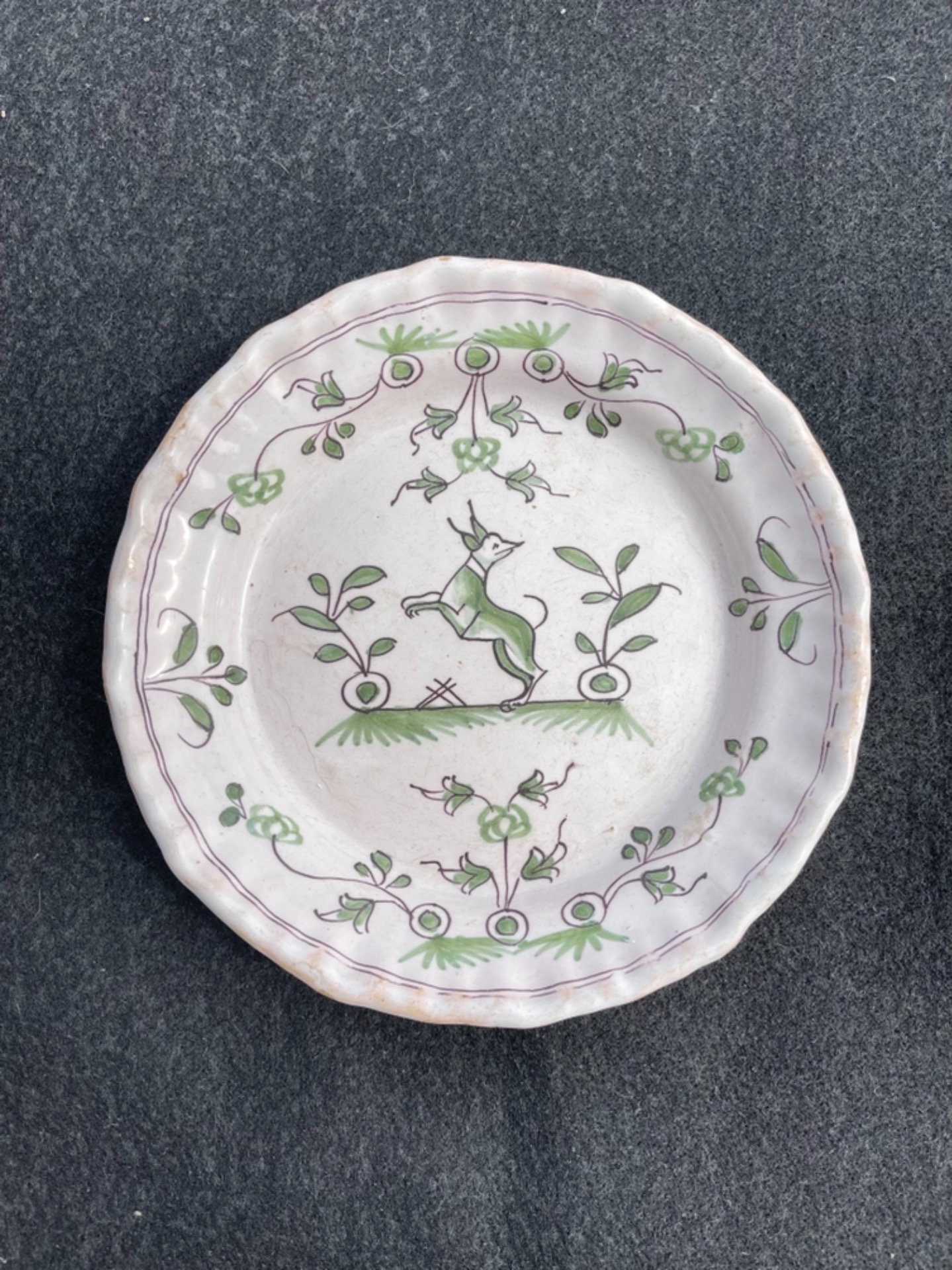 Piatto in maiolica con decoro animali e vegetali stilizzati.Bordeaux,Francia.