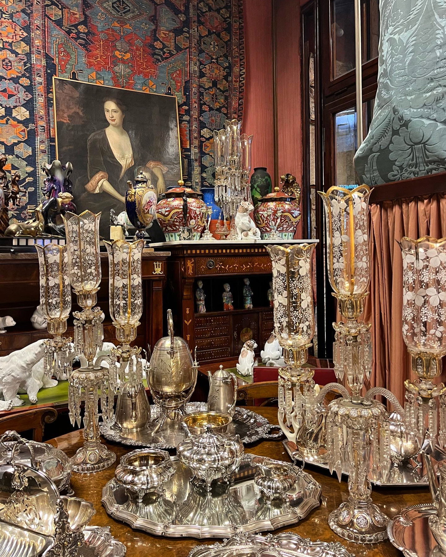 Paire de girandoles Baccarat finement décorées, avec motifs floraux et dorures à l'or fin. Époque XIXe siècle.