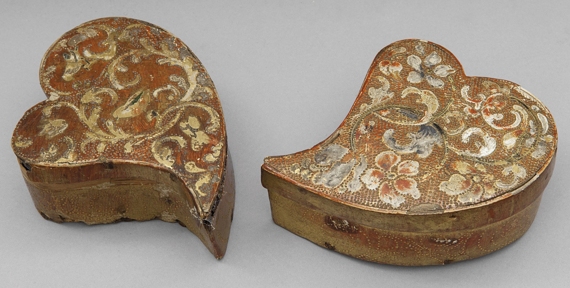 Deux boîtes de religieuses en bois doré, décorées en polychromie, Sienne, XVIe siècle.