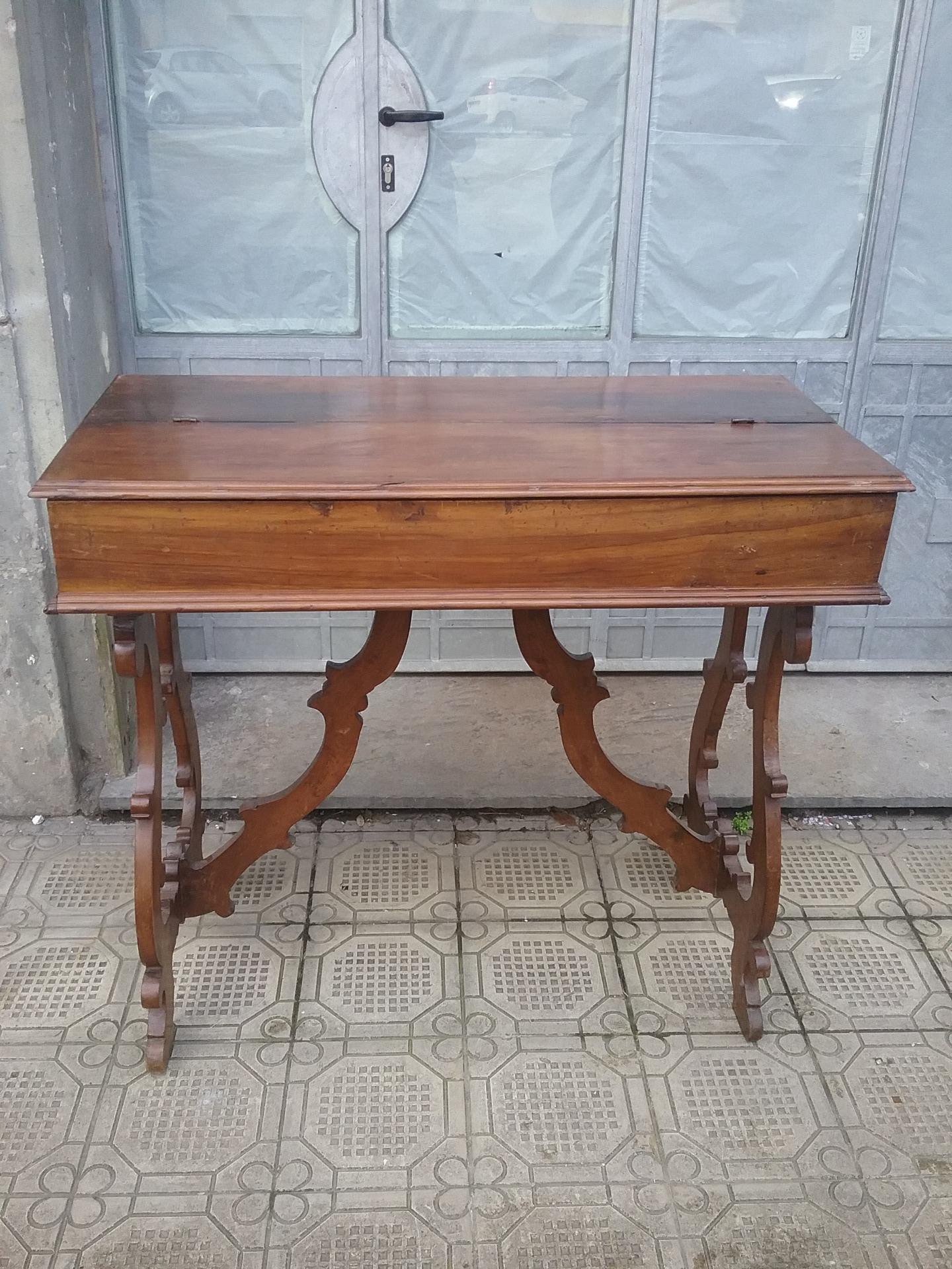 Kleiner San Filippo Schreibtisch aus Nussbaum aus dem Jahr 1800, Lyra-Beine Lombardei, 84x88x45, gesetzliche Garantie.