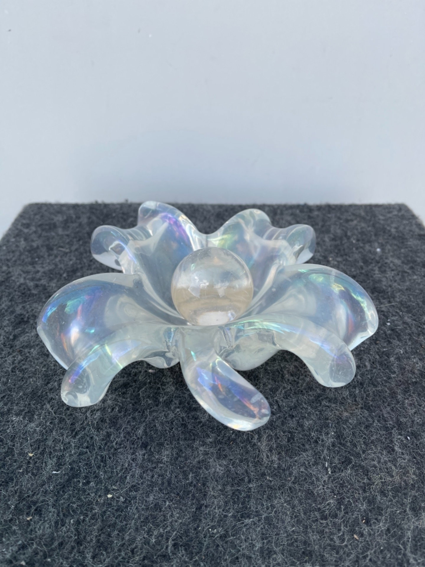 Portacenere in vetro trasparente iridato  a forma floreale.Barovier Ferro Toso,Murano.