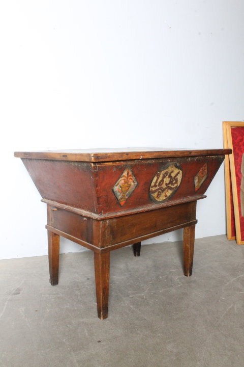 Antike, prächtige Brottruhe "Hochzeitsgeschenk 1856" aus Nussbaum, bemalt mit Datum und Initialen der Eheleute. Maße: L 101 x cm 74 Höhe cm 78. Seltenheit. In gutem Zustand.