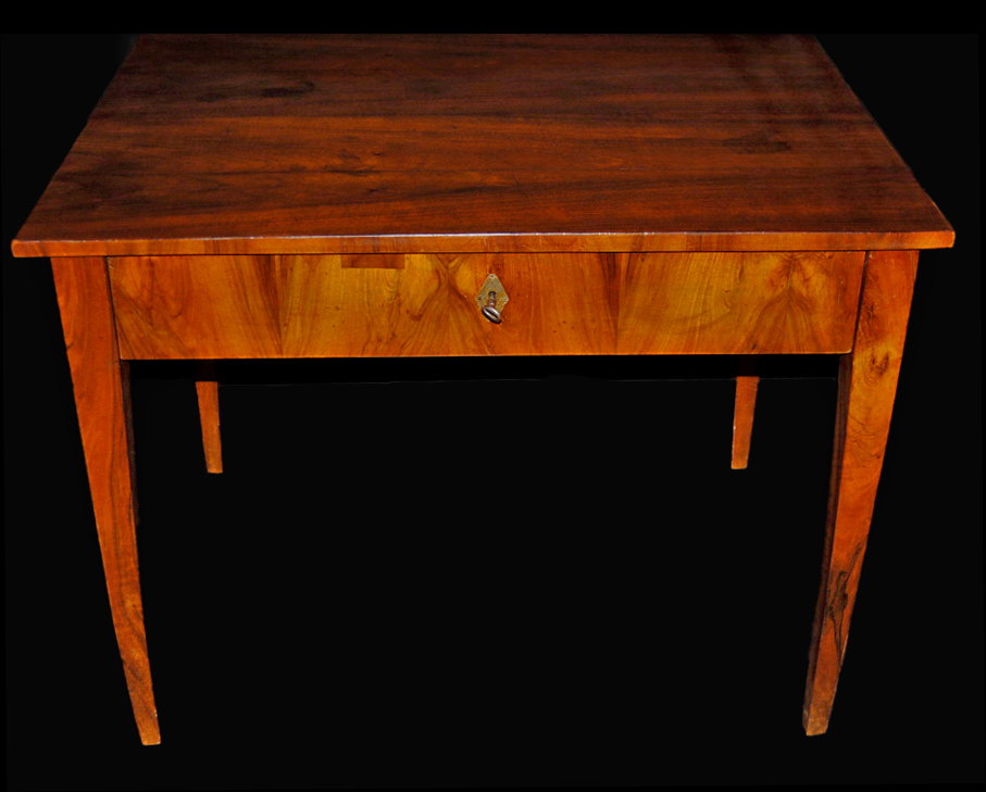 Eleganter Schreibtisch aus der frühen Biedermeierzeit, furniert mit Nussbaumfedern, Wien um 1815.