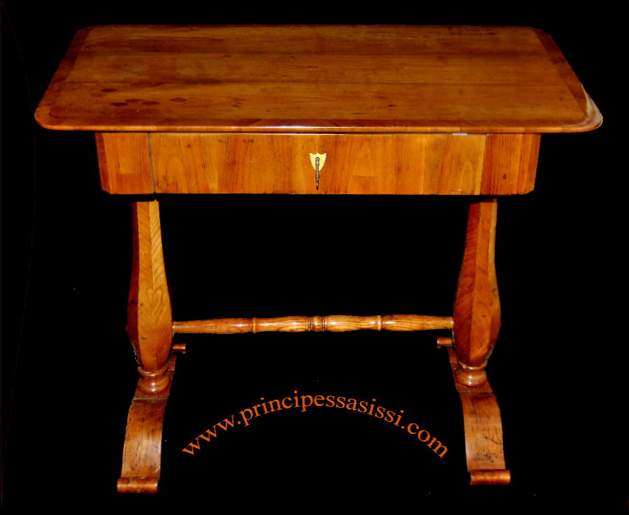 Wien 1825 - 30 ca. Seltener Wiener Schreibtisch aus der frühen Phase der Biedermeierzeit mit eleganten "Vasen"-Beinen.