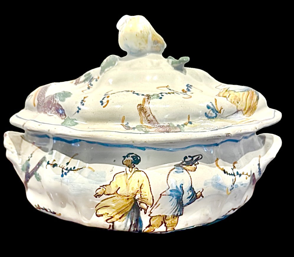 Ribbed maiolica tureen with figures, ruins and floral motifs. Giacomo Boselli. Savona.