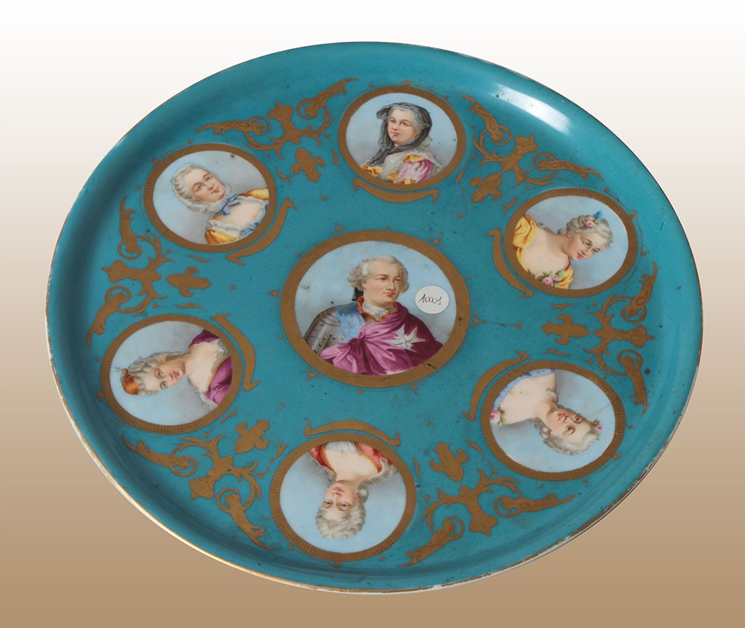 Gran plato de porcelana de Sèvres del siglo XIX decorado con personajes sobre fondo azul.