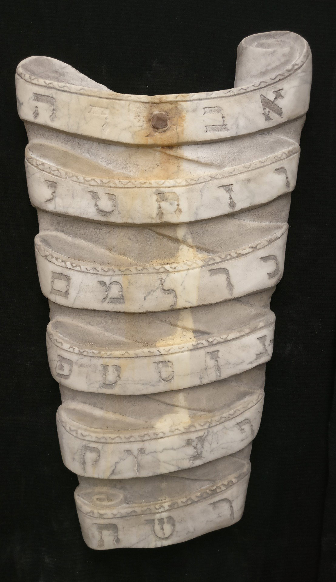 Particolare Altorilievo raffigurante l'alfabeto ebraico - 69 x 41 cm - Marmo di Carrara - fine 19° secolo - Venezia