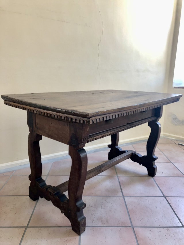 Mesa de nogal con soportes en forma de lira y dos cajones en la banda - Valle Camonica siglo XVII - cm 128x80