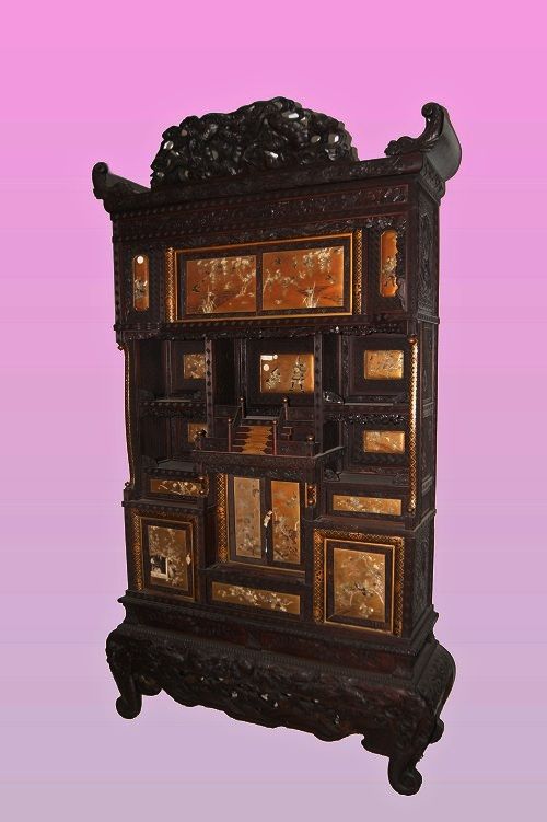 Großer, majestätischer chinesischer Schrank aus dem 19. Jahrhundert mit Knochenapplikationen auf goldenem Grund, die Figuren und Tiere darstellen.