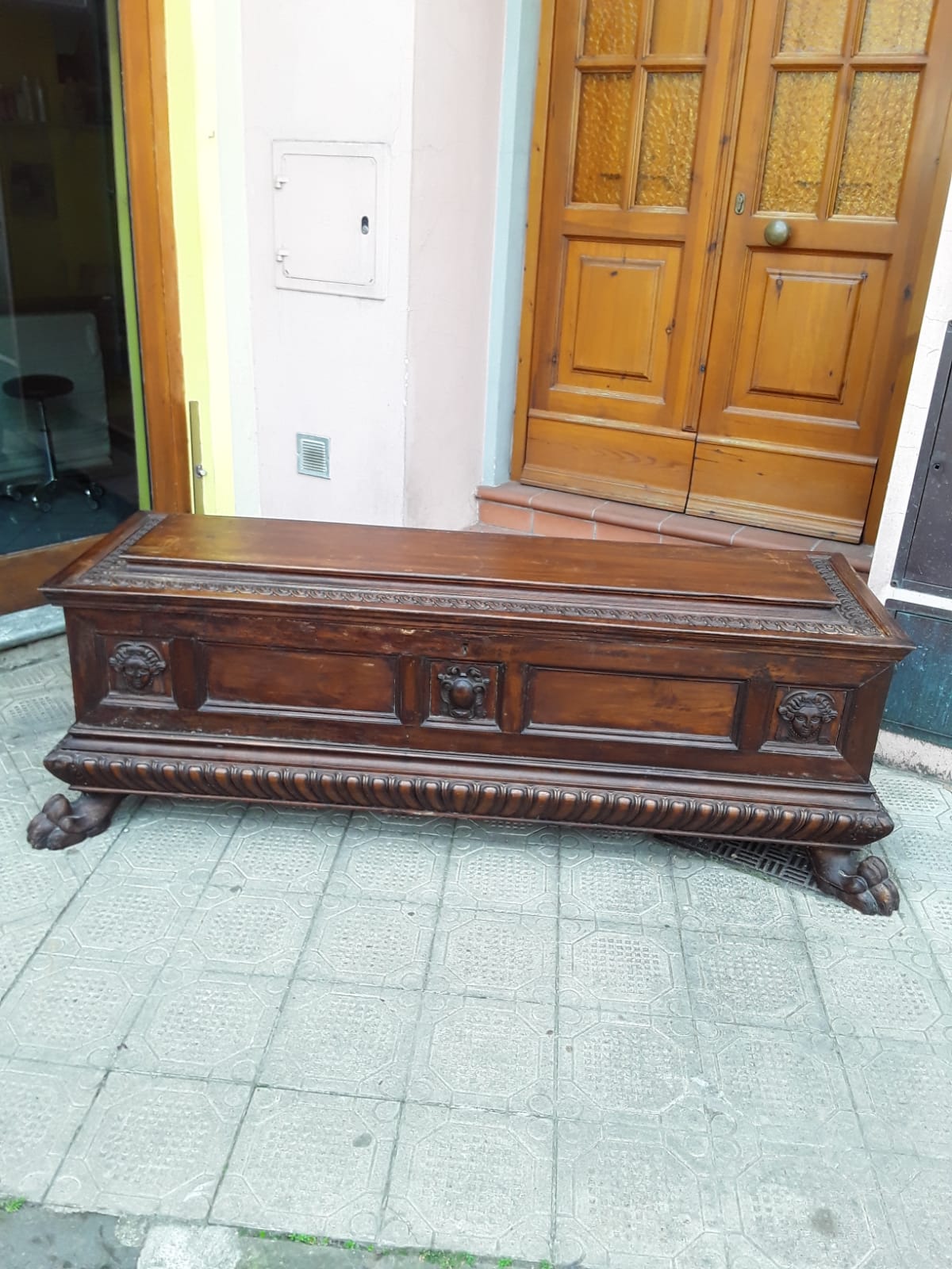 Nussbaum-Truhe, Löwenfüße, Maskarone mit Wappen, Sarkophagplatte, ziseliert, Ll180xH60xP58, Garantie gemäß den gesetzlichen Bestimmungen