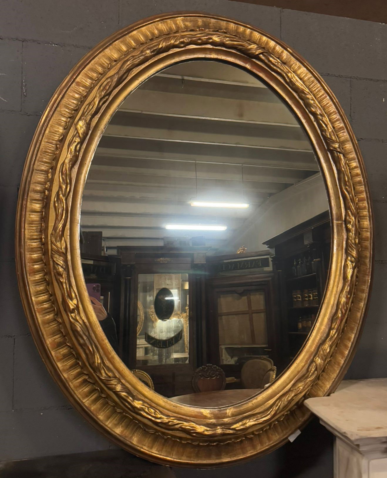 SPECC539 - Espelho oval dourado, século XIX, medidas cm L 105 x A 130