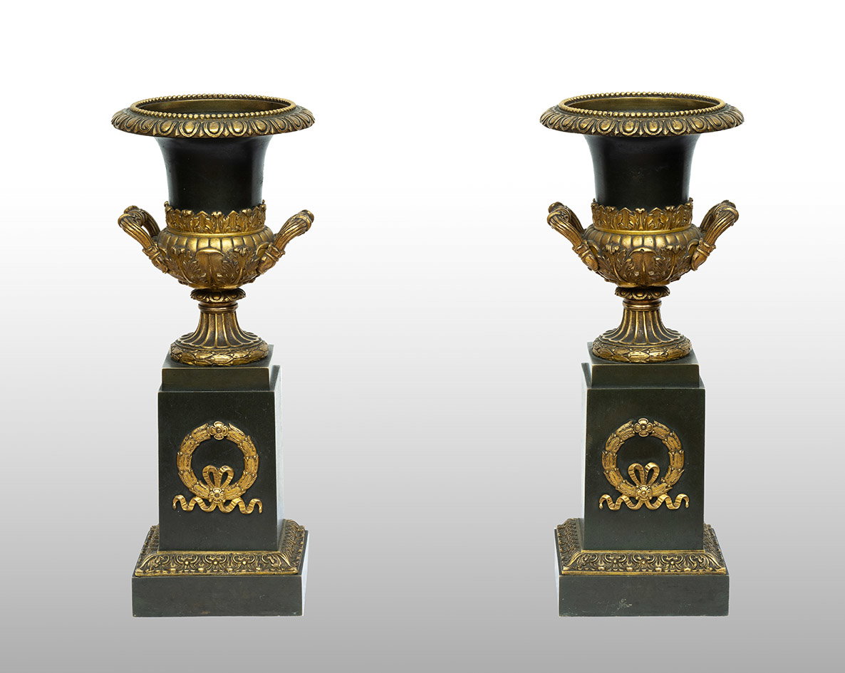 Pareja de cassolettes/jarrones antiguos Carlos X en bronce dorado y bronce patinado. Francia, principios del siglo XIX.