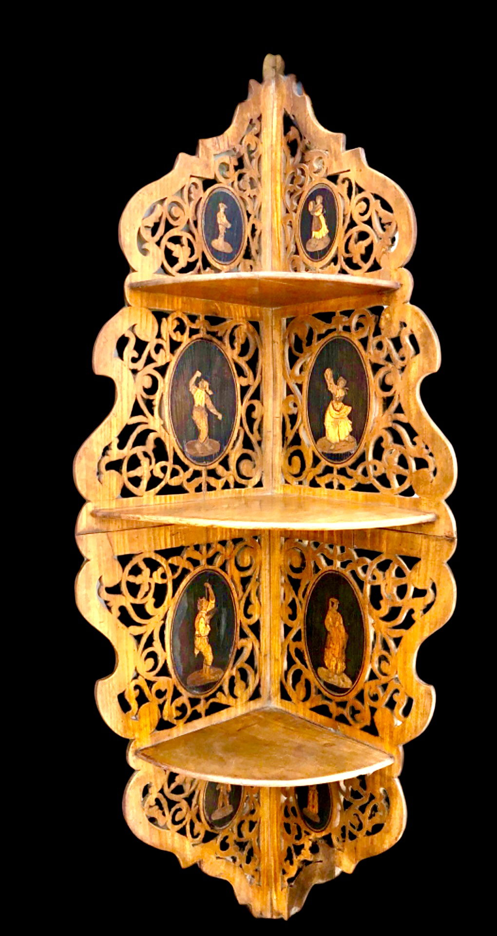 Applique angolare Etagere in legno traforato a tre ripiani con medaglioni con scene popolari