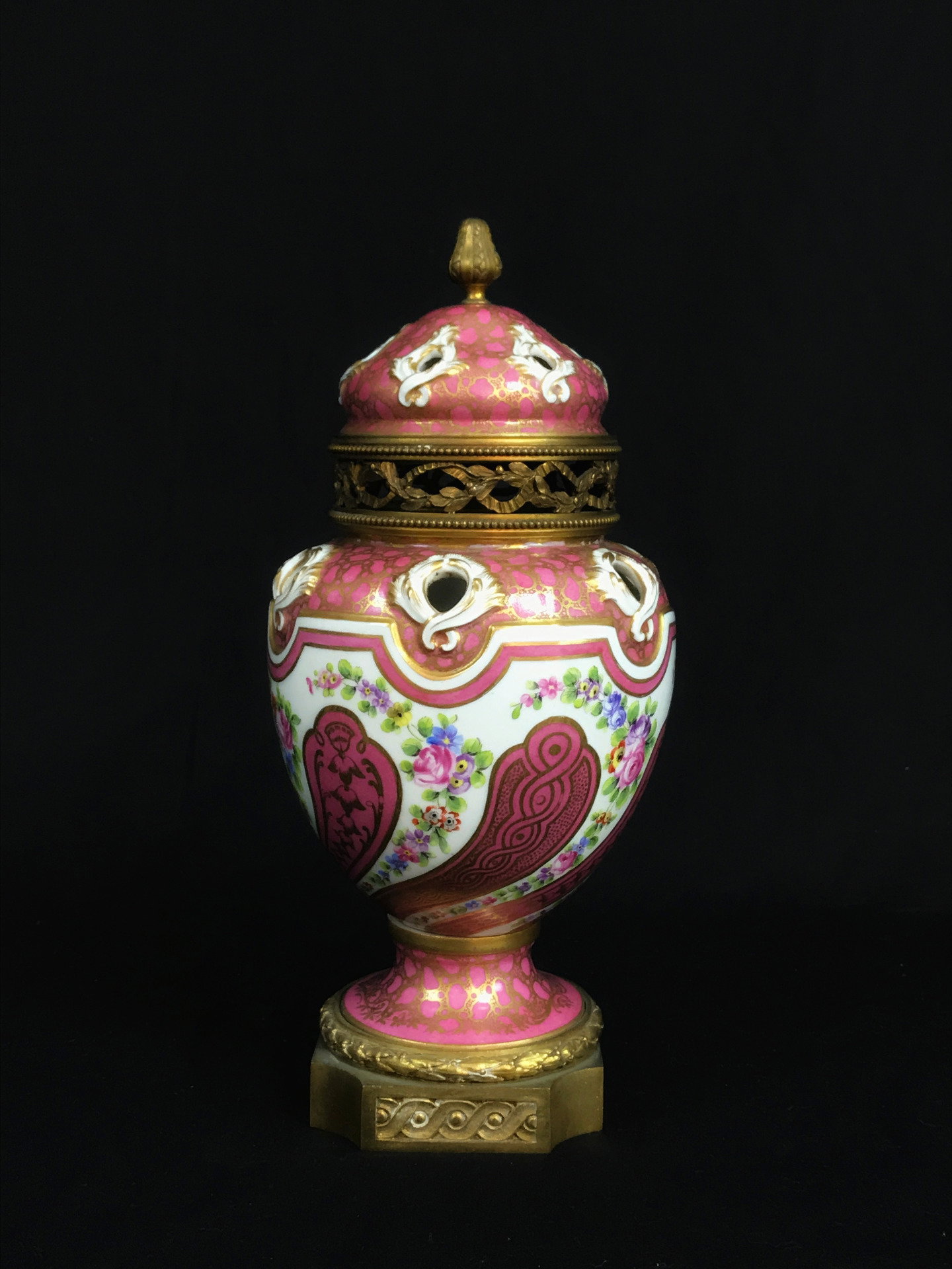 Brûle-parfum en porcelaine polychrome, décorations et base en bronze doré, France XIXe siècle