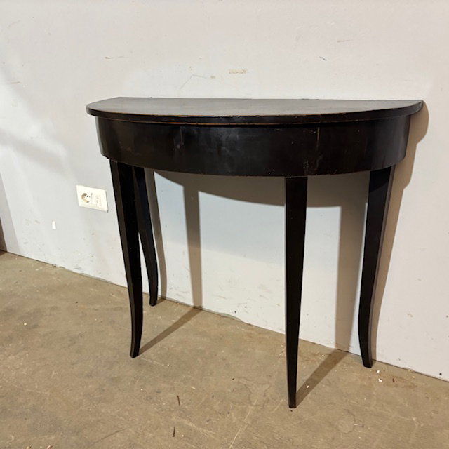 Antica Console /tavolinetto   mezzaluna Luigi XVI fine 700 laccata nera , Siena .Mis 89 x 34 . h 71 