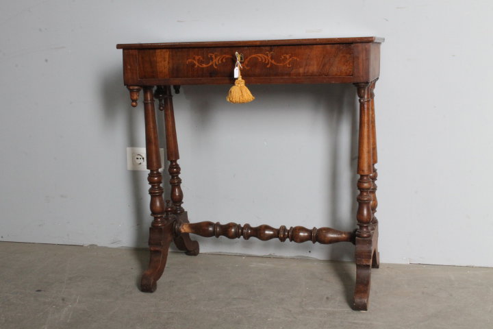 Antiker kleiner Tisch – Schreibtisch Karl X 1830, Nussbaum und Ahorn, intarsiert. Maße 73 X 42 H 75