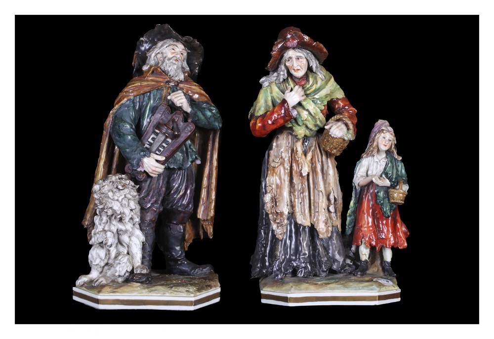 Par de esculturas de porcelana italiana con la marca Capodimonte del siglo XIX