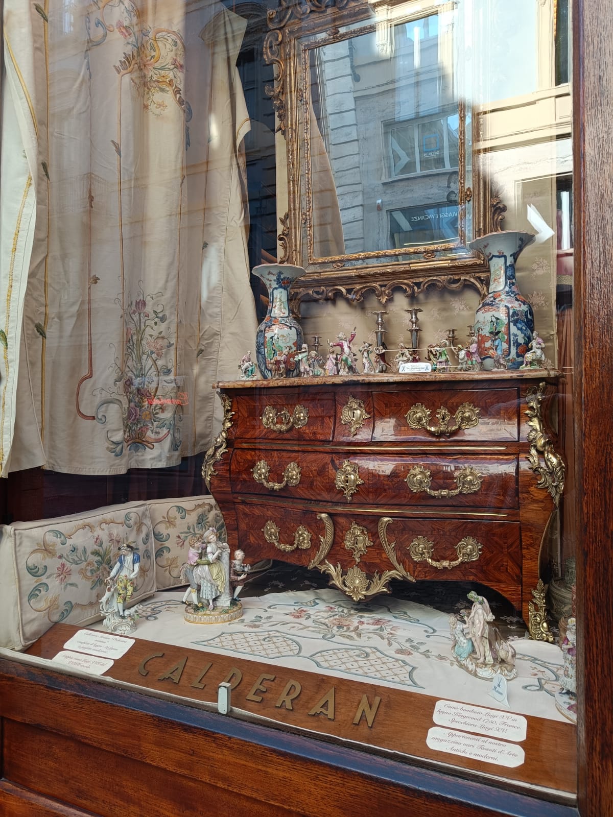 - Comó Luigi XV epoca XVIII secolo, Francia 1750. Pregiato legno bois de rose, piano in marmo sagomato, gambe arcuate e ricca applicazione in bronzo dorato.