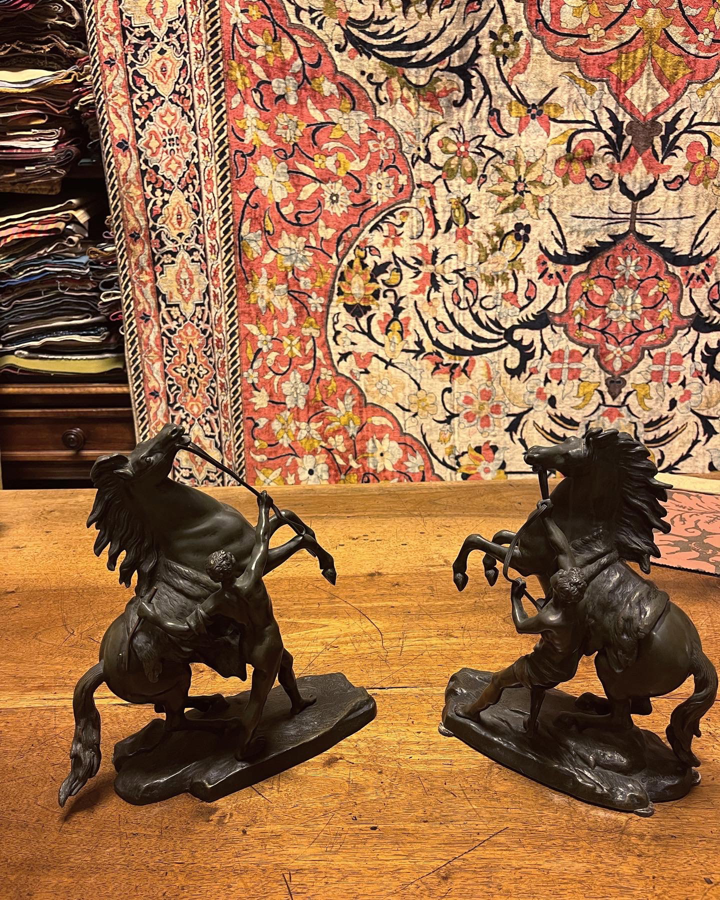 Paire de chevaux en bronze signés Guillaume Cousteau, époque XIXe siècle.