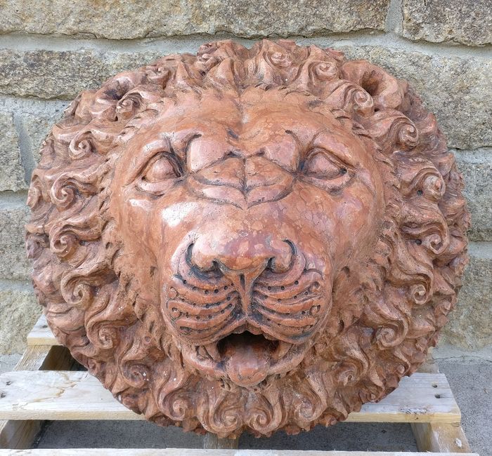 Grandiosa Bocca da Fontana - 66 cm x 58 cm - Marmo rosso antico - xx secolo - Venezia