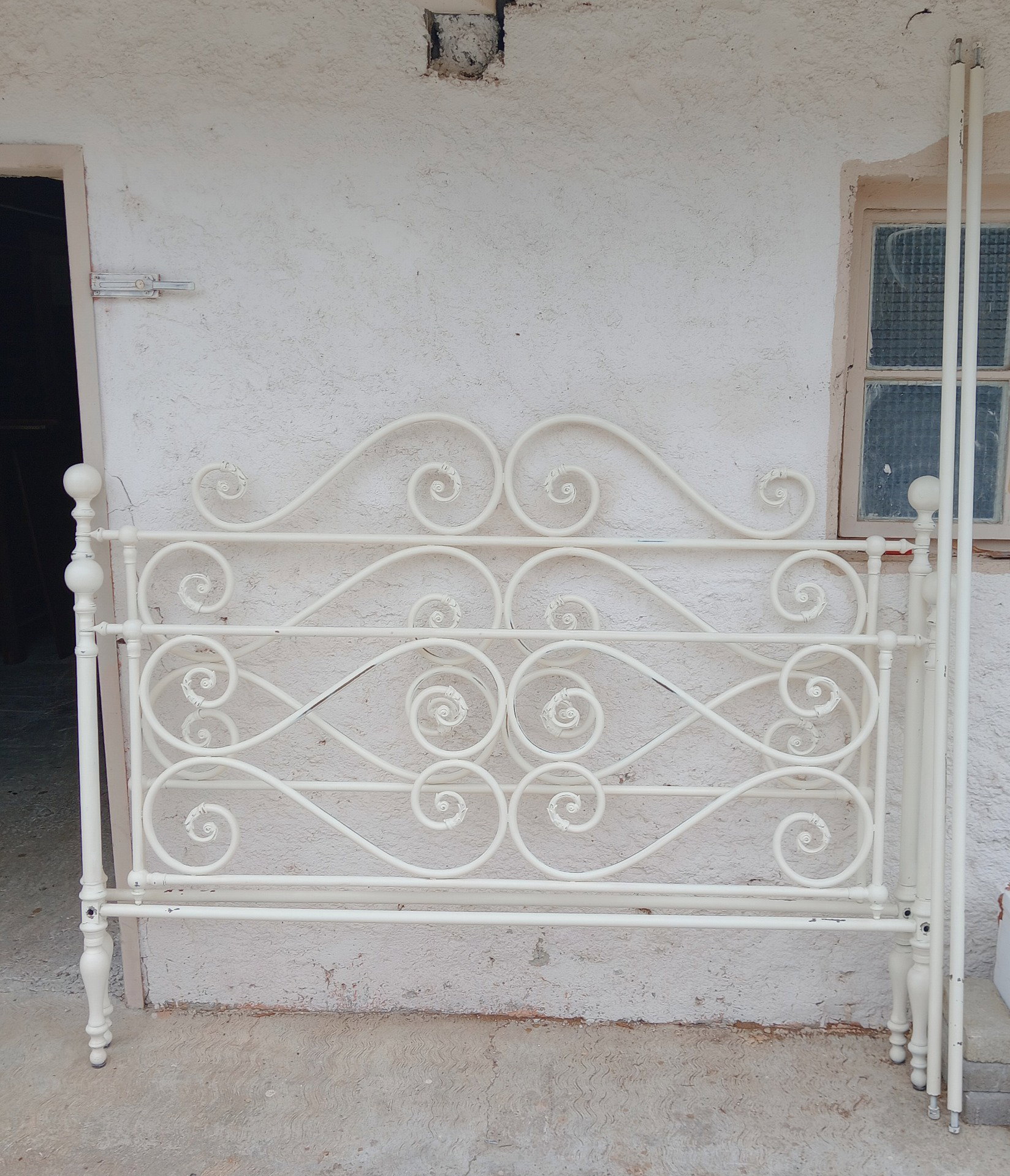 Letto matrimoniale in ottone laccato shabby. 174lx210profx135h testiera