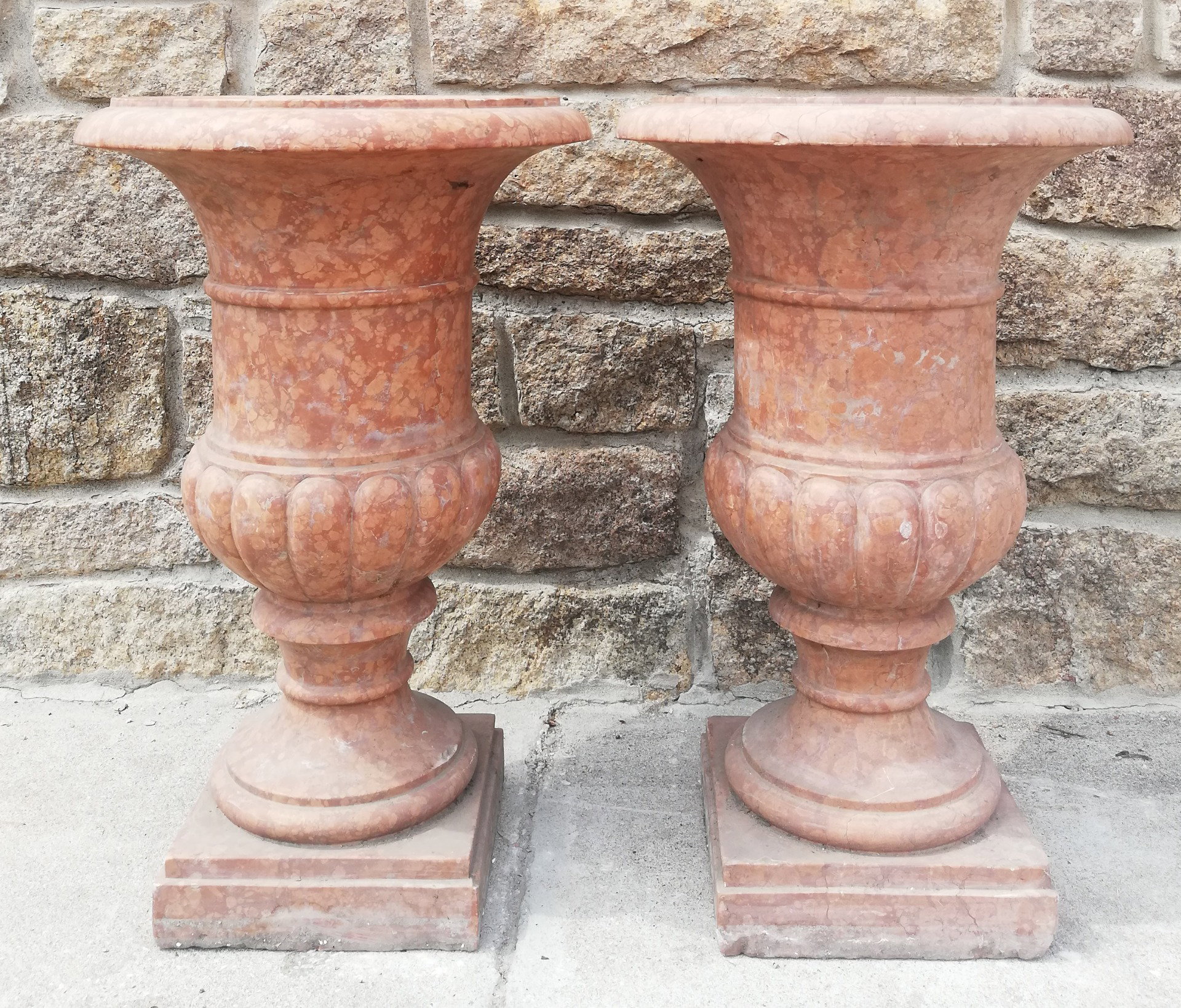 Coppia di Vasi Medicei - Unico Blocco, baccellati - H 80 cm - Marmo Rosso Verona - 19° secolo