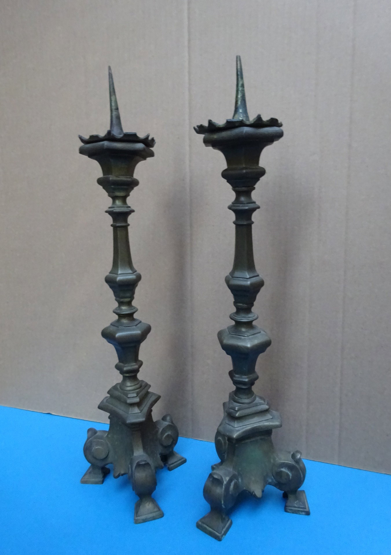 Pair of bronze candlesticks - Italy early 18th century - h cm 47
