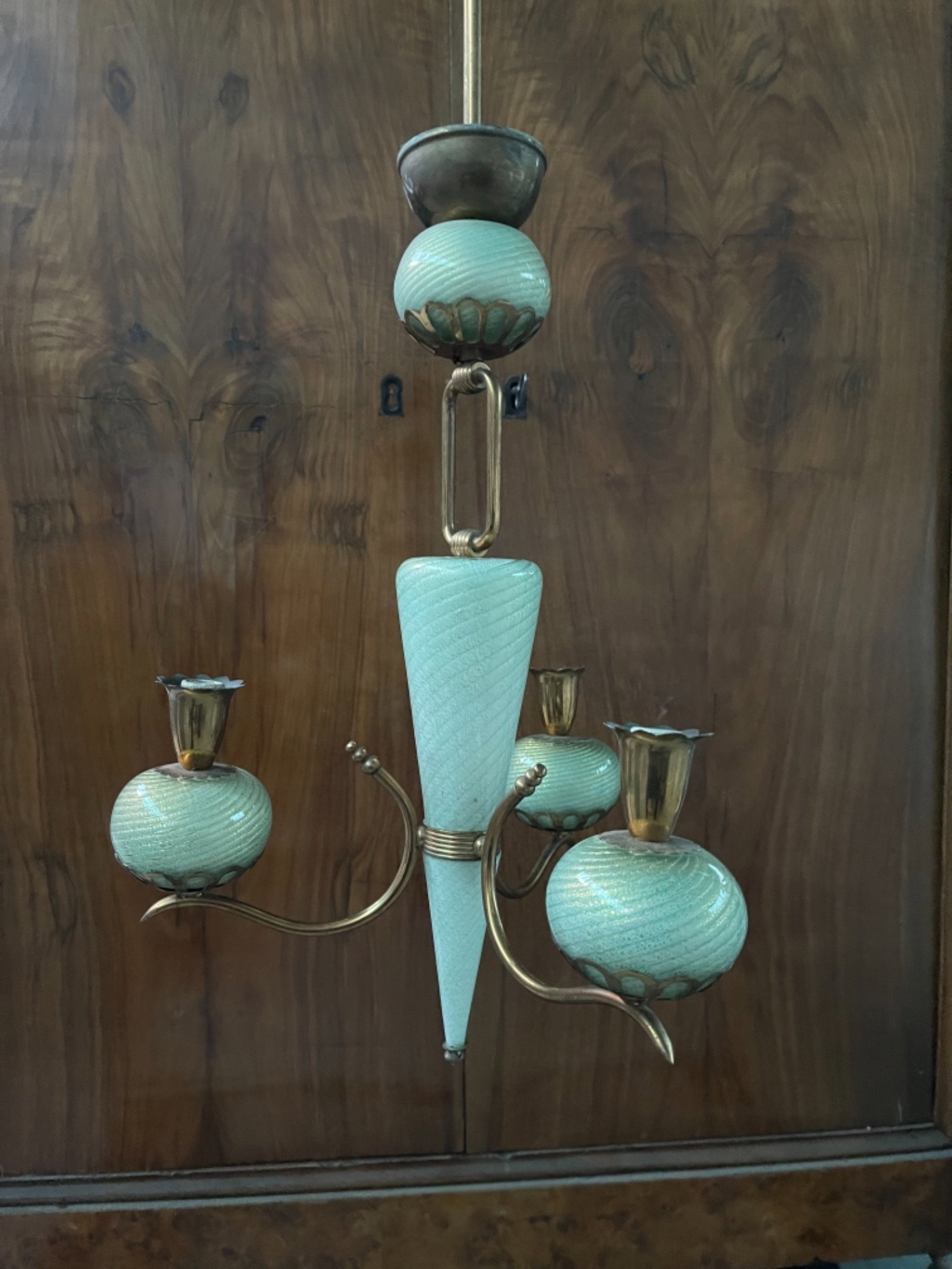 Brass and glass chandelier with spiral motifs and gold leaf, three lights. Barovier and Toso manufacture, Murano.