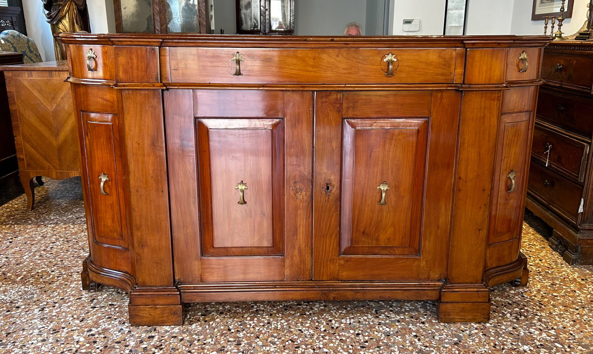 VENDUTA Importante credenza veneta della metà del XVIII secolo , mossa sui fianchi
