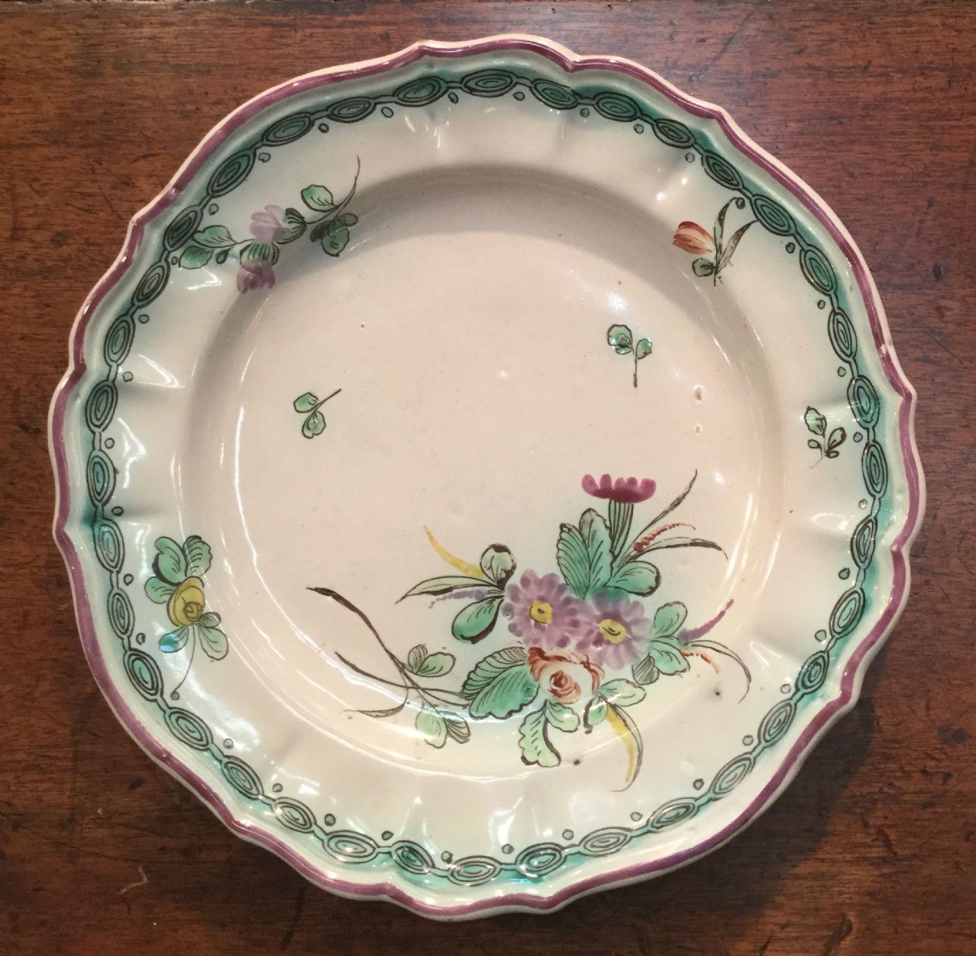 Majolika-Teller, mit Blumen und geometrischen Motiven auf dem Rand dekoriert. Manufaktur Pasquale Rubati. Mailand.