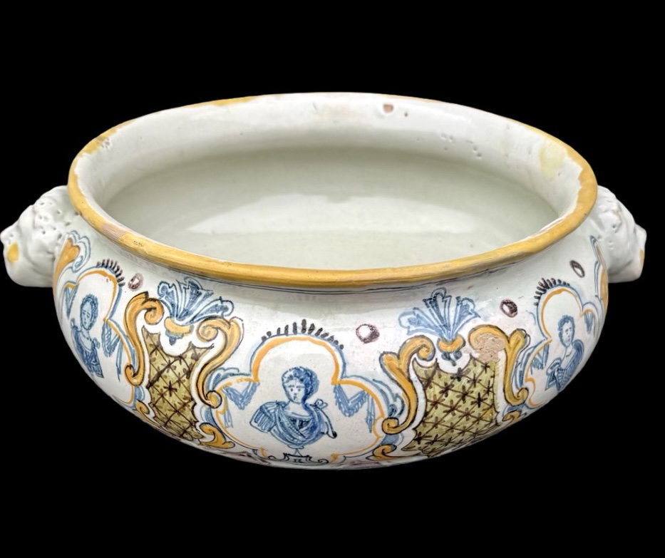 Centrotavola in maiolica con prese a mascheroni e decoro  con motivi geometrici e busti. Manifattura Rossetti?.Torino.