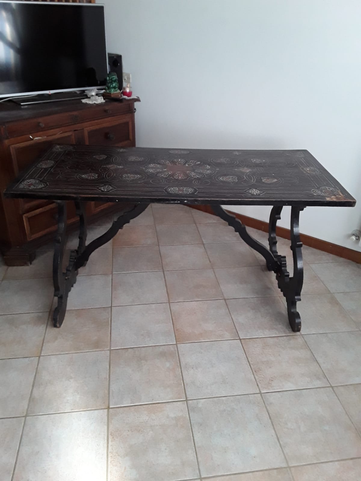 Table de monastère siennoise en bois ébénisé, plateau recouvert d'ivoire, d'ébène, de palissandre, de noyer et de pierres dures. Certaines pièces manquantes sur le plateau. L150x73xH78. Garantie selon les termes de la loi.