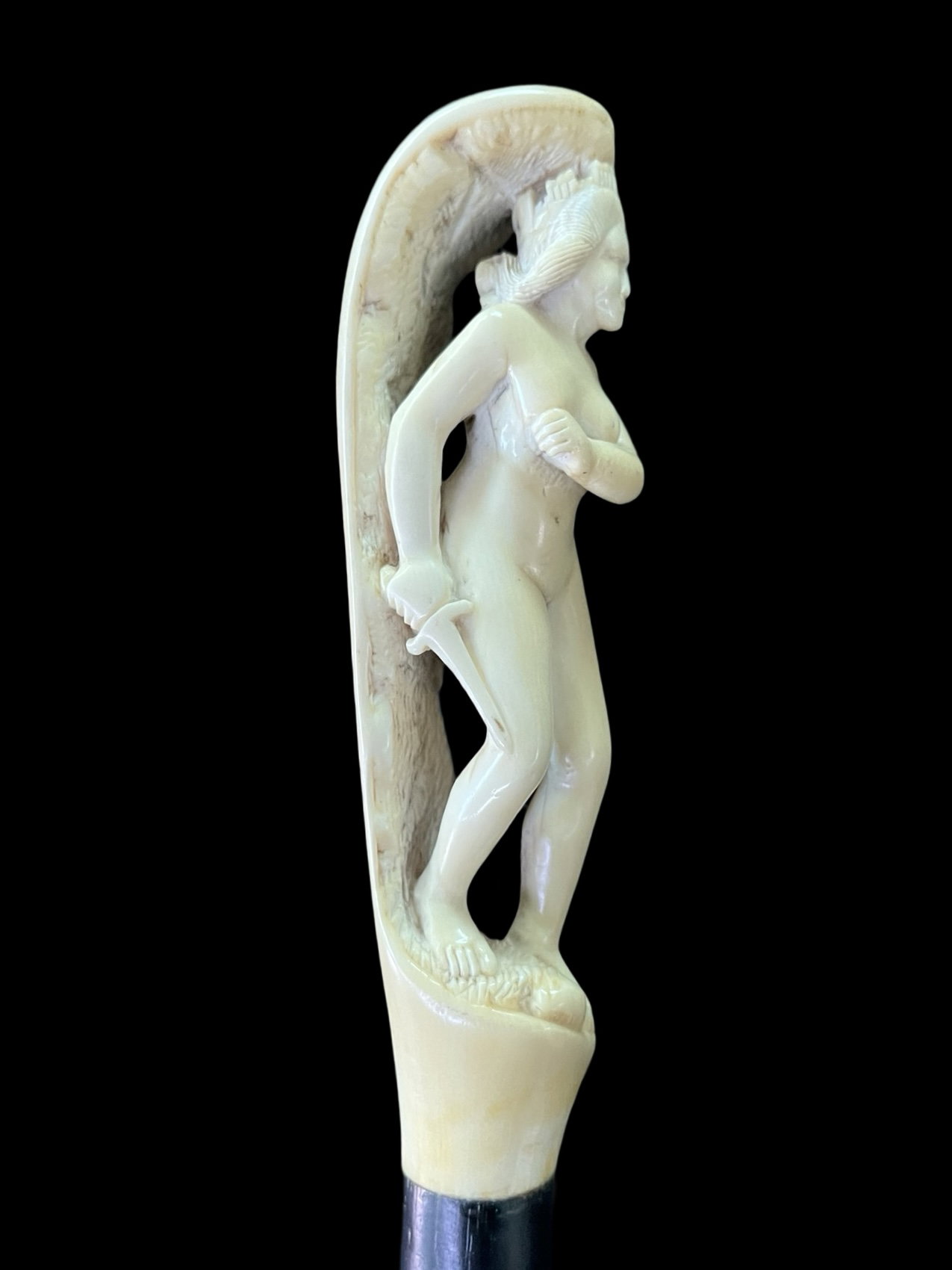 Canne avec pommeau en ivoire représentant une figure féminine nue symbolisant l'Italie Turrita.